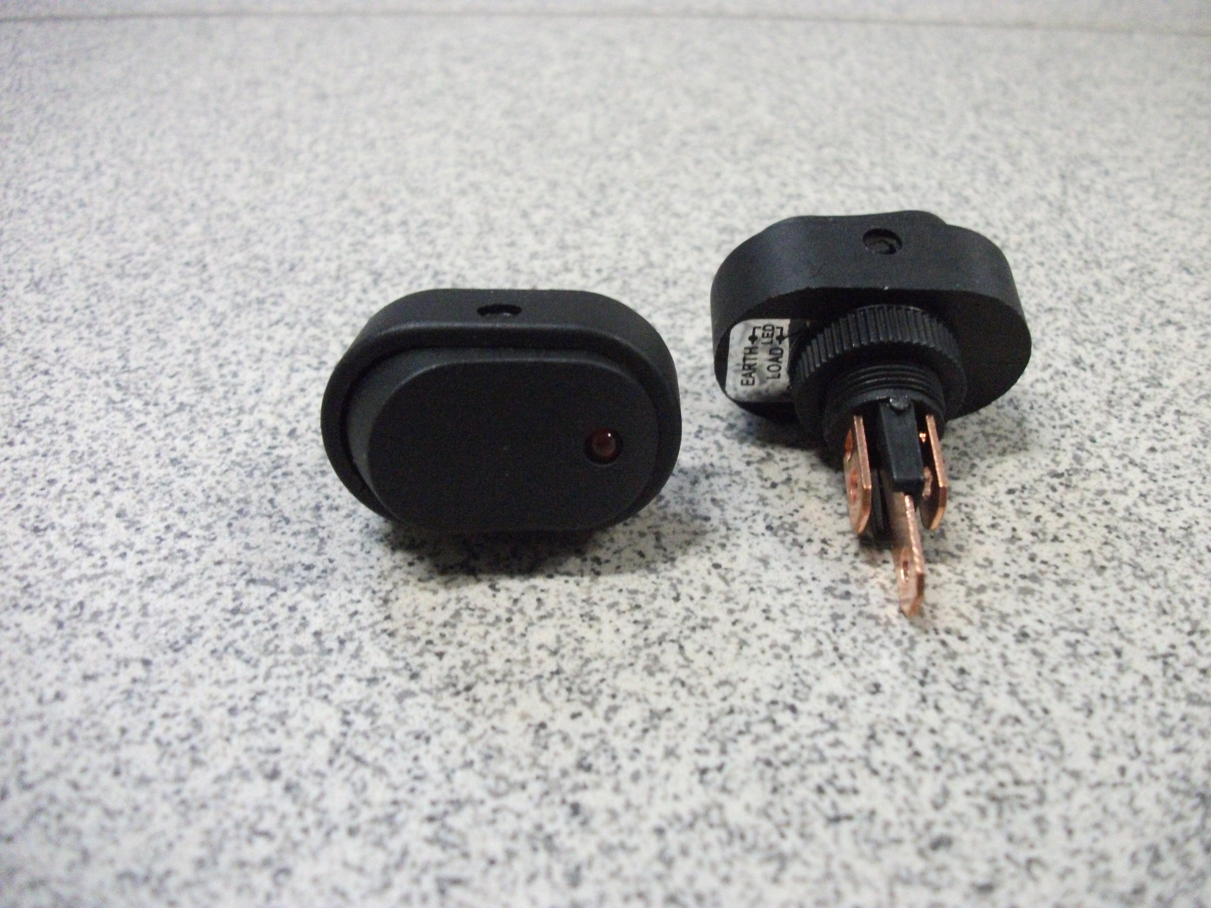 Переключатель  овальный 12v/dc. 30a. 3 контакта со светодиодной лампой, "ON-OFF" с подсветкой (цв.)