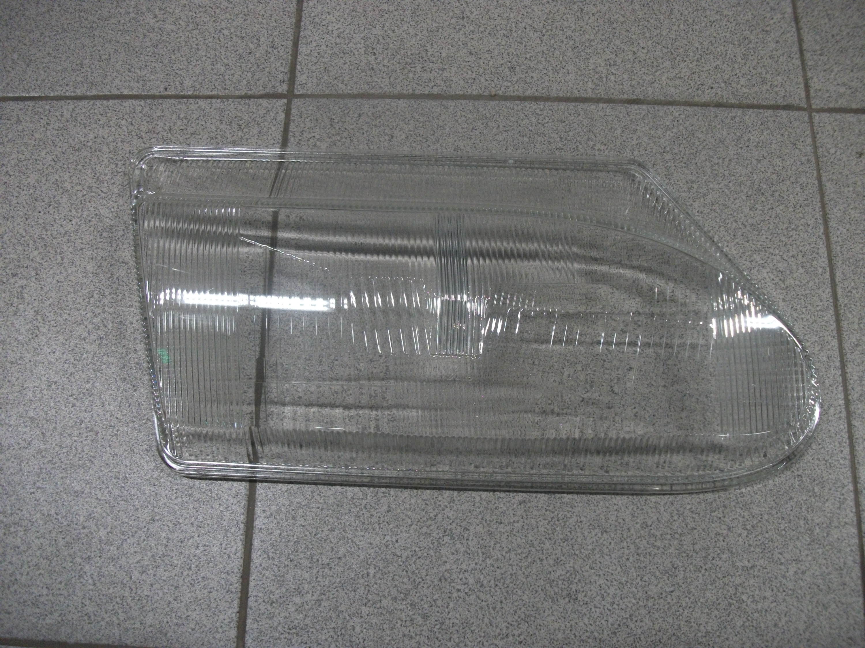 Стекло фары  Правое  BOSH     2114