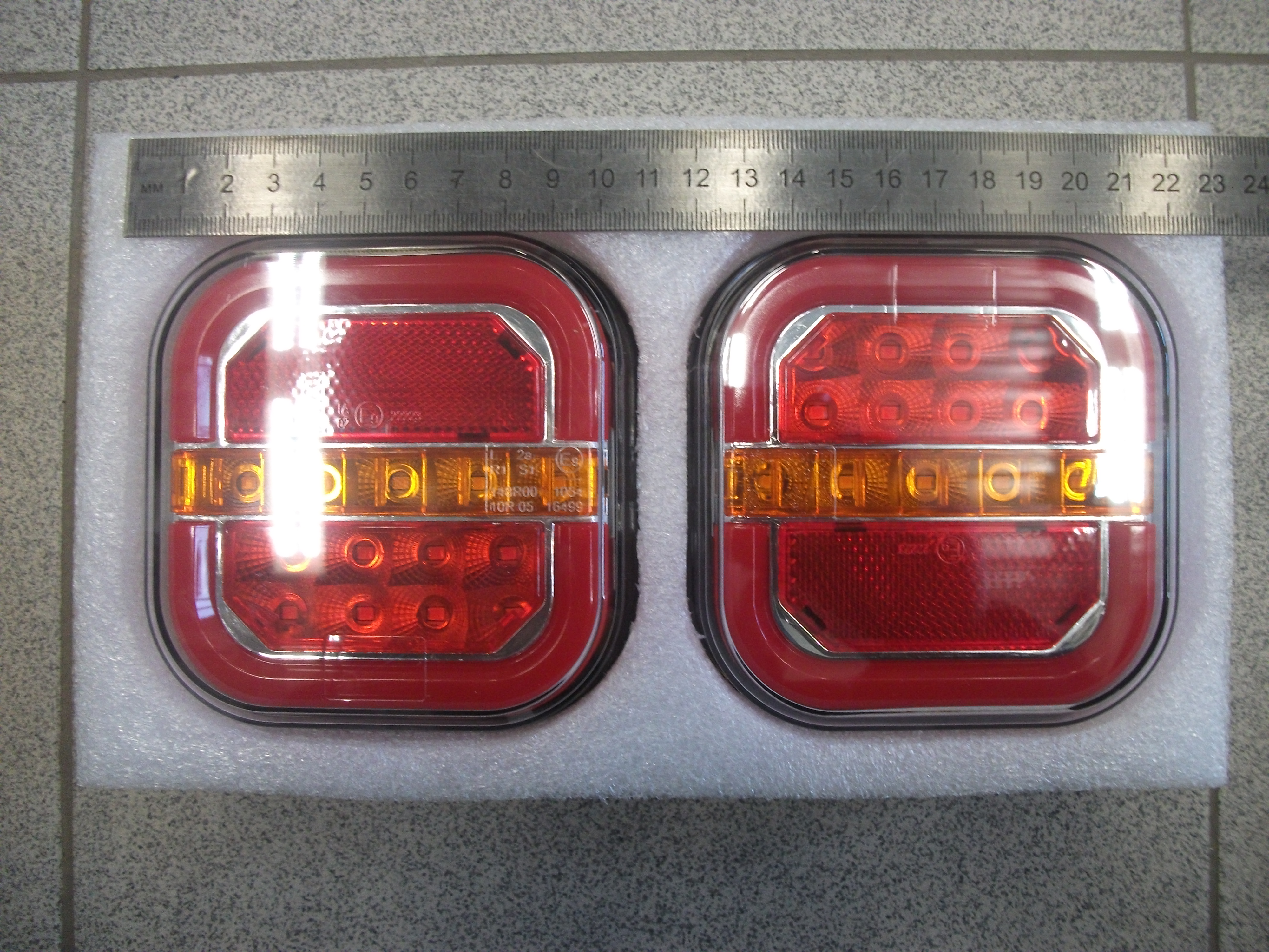 Фонарь задний  LED  универсальный  11 см 10-32V   SST-108207PSDRXNP