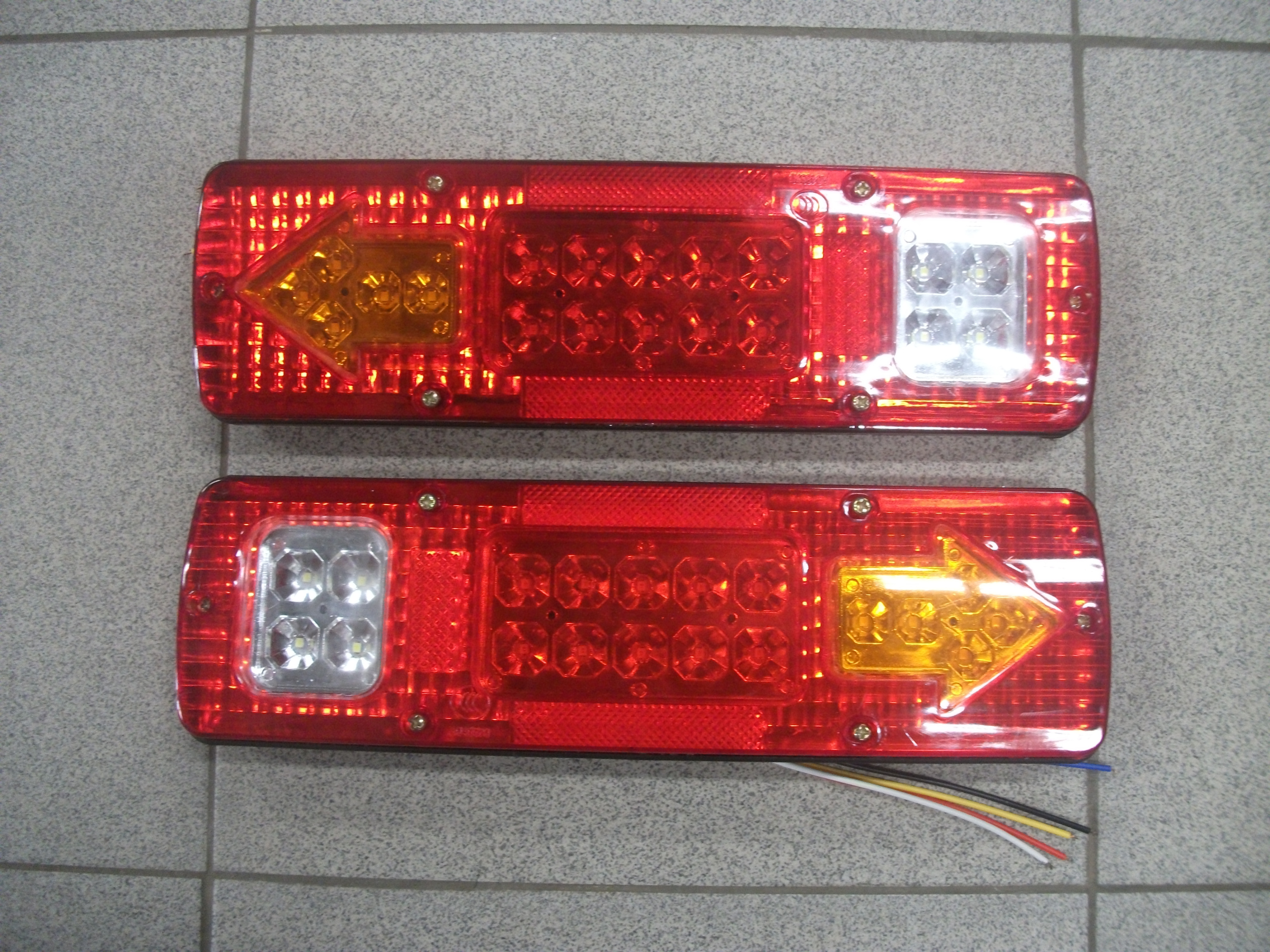 Фонарь задний  LED универсальный 12/24V  динамический