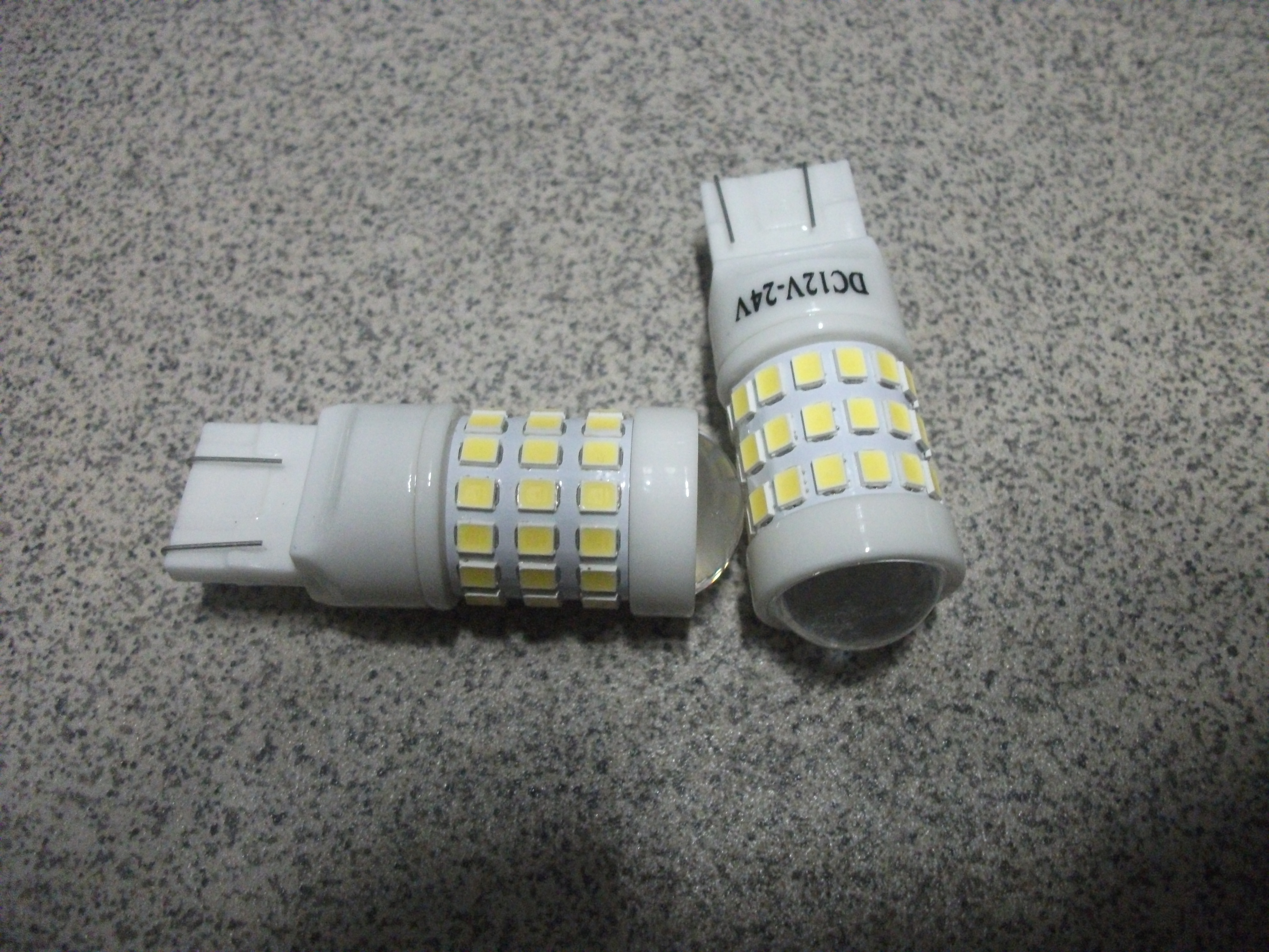 T 20 Светодиод  2-х контактный 45 SMD + 6 SMD   ЛИНЗА   БЕЗЦОКОЛЬНАЯ