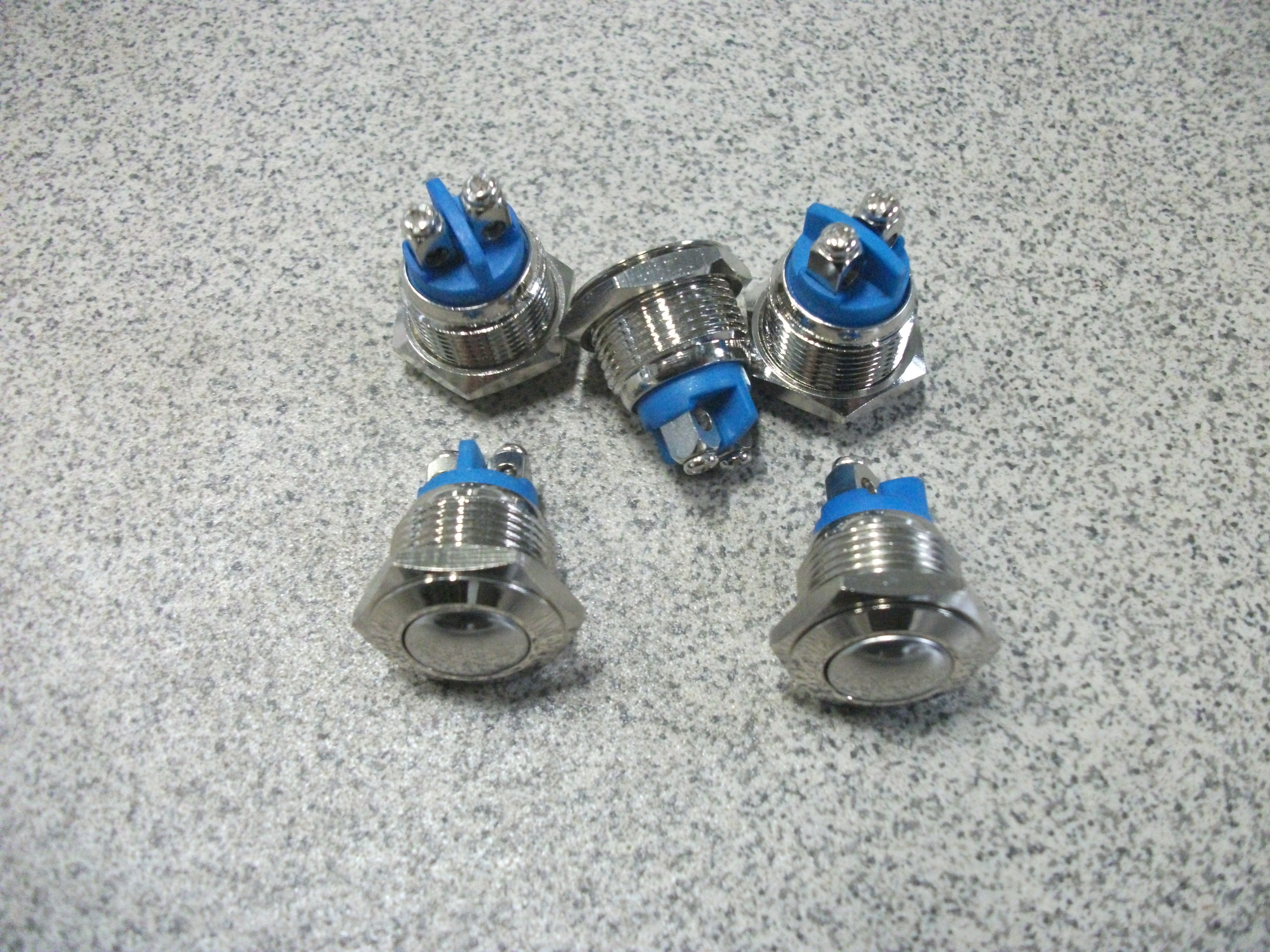 Кнопка  металлическая  без фиксации  средняя