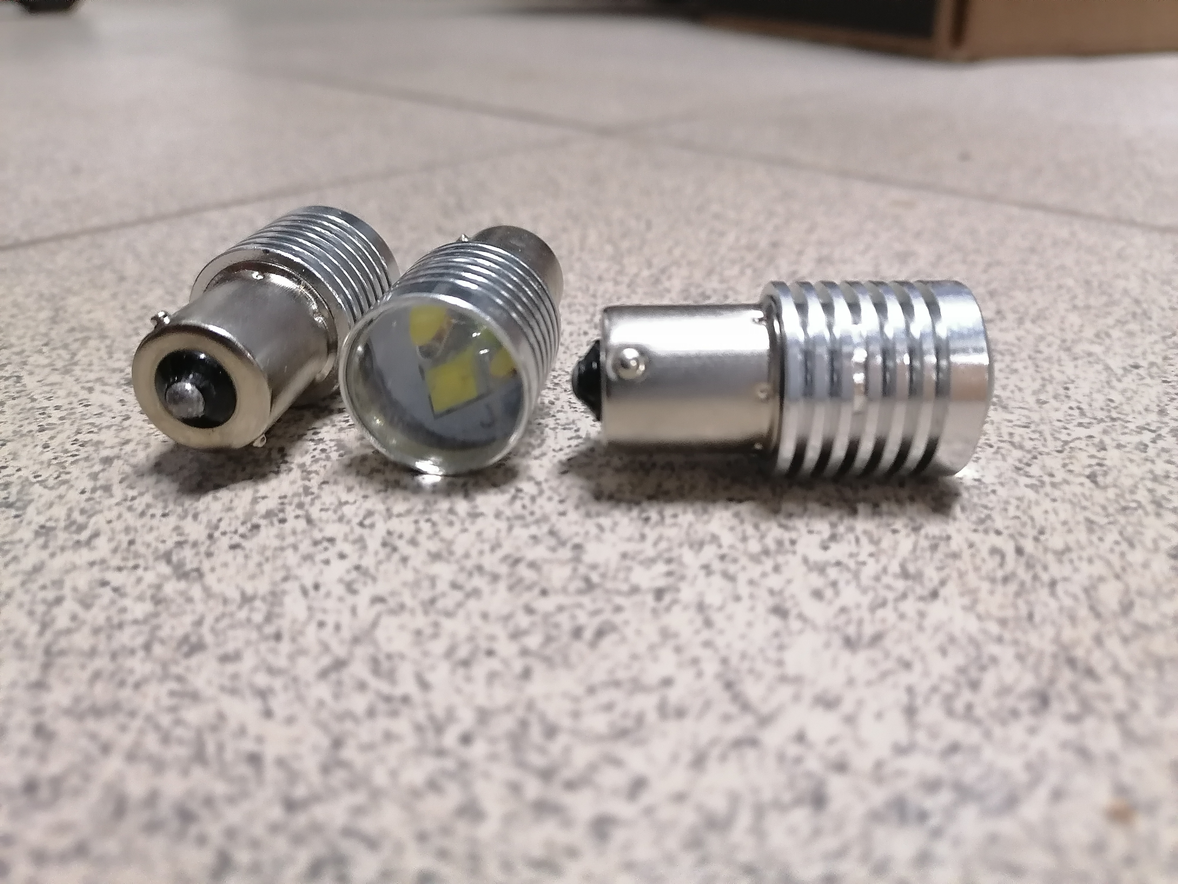 S 25 Светодиод  1-но контактный  4 SMD  +   линза     12V